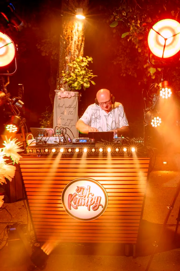 DJ Krmpy za pultom na poroki
