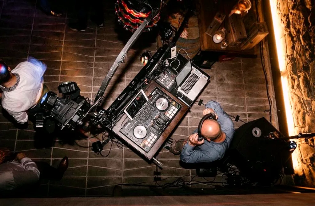 DJ Krmpy za pultom, pogled od zgoraj