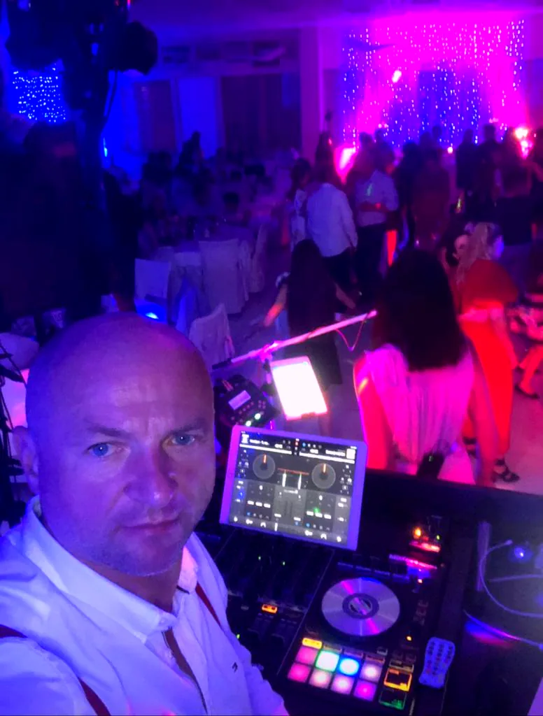 DJ Krmpy za pultom med zabavo